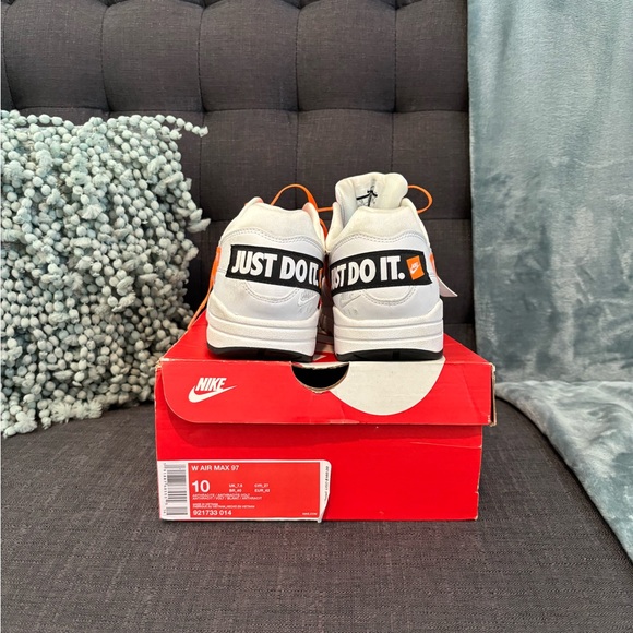 Nike Air Max White with orange Just Do It shoe laces - Picture 3 of 3